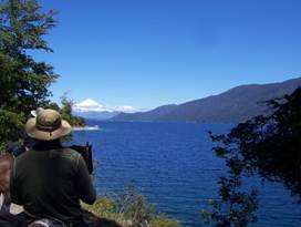 Reiter vor See und Vulkan Villarrica auf  Trailritt in Chile, Südamerika