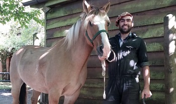 Cesar, Hufschmied und Pferdeflüsterer